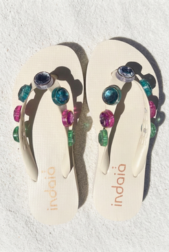 Sandalias con goma y tiras más blancas y limpias