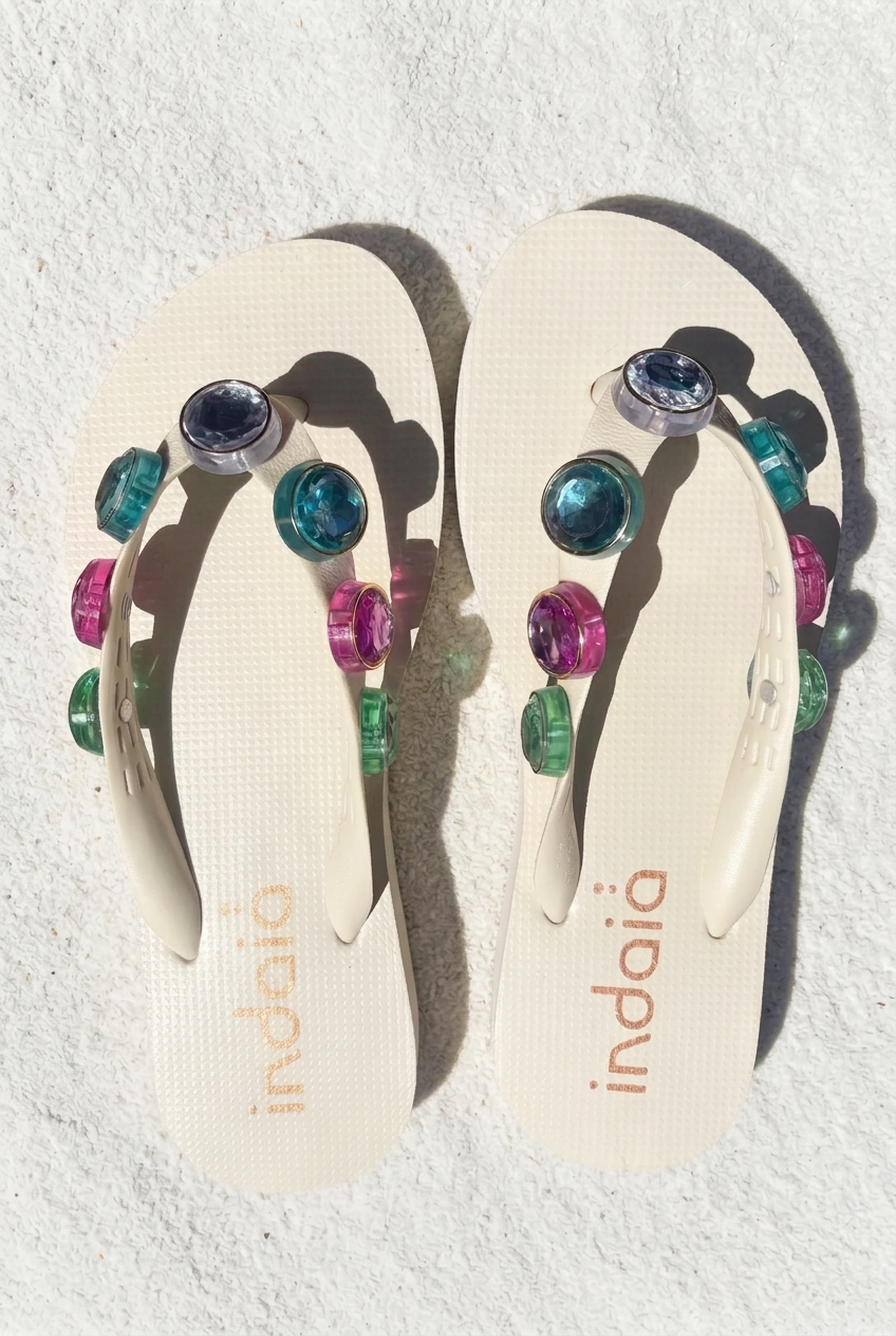 Sandalias con goma y tiras más blancas y limpias